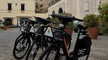 Mobilità sostenibile: a Scala le bici e i monopattini elettrici con l'App Elettrify