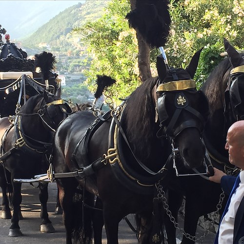 A Ravello carrozza e cavalli per il funerale, come in un film l'ultimo saluto a Boni Fraulo [FOTO]