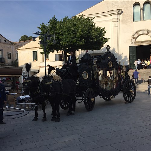 A Ravello carrozza e cavalli per il funerale, come in un film l'ultimo saluto a Boni Fraulo [FOTO]