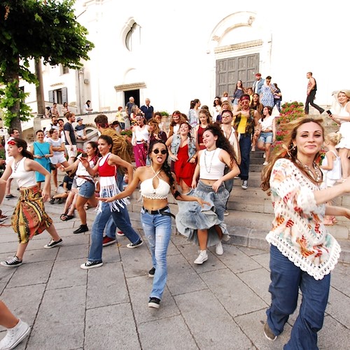 A Ravello si evoca il '68: ballerini hippy "invadono" la piazza