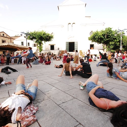 A Ravello si evoca il '68: ballerini hippy "invadono" la piazza