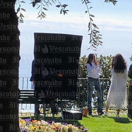 A Ravello si gira spot di Dolce & Gabbana: c’è Deva Cassel con mamma Monica Bellucci [FOTO]