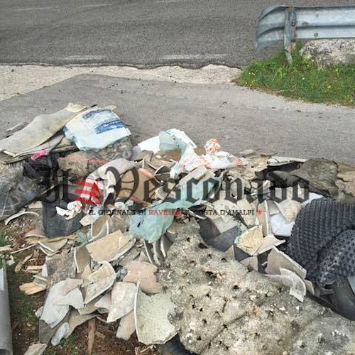 Ambiente, Ravello ‘terra di nessuno’: ancora rifiuti pericolosi abbandonati sul ciglio della strada. VERGOGNA INAUDITA