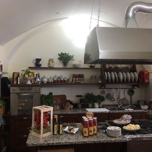 Andrew Zimmern estasiato dalla semplicità della cucina di Mamma Agata a Ravello