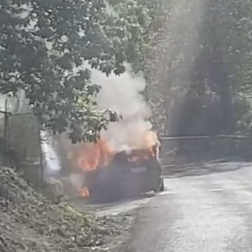 Auto in fiamme sulla Ravello-Tramonti, paura per coppia napoletana [FOTO-VIDEO]