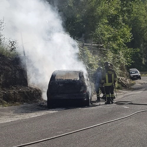 Auto in fiamme sulla Ravello-Tramonti, paura per coppia napoletana [FOTO-VIDEO]