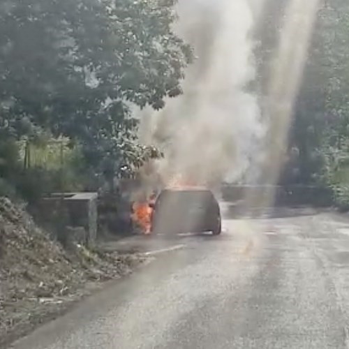 Auto in fiamme sulla Ravello-Tramonti, paura per coppia napoletana [FOTO-VIDEO]