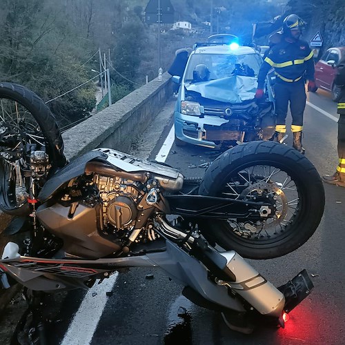 Brutto incidente a Ravello: frontale tra auto e moto, giovani in ospedale [FOTO]