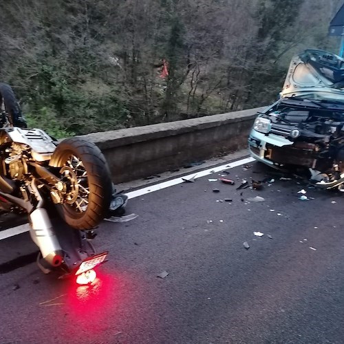 Brutto incidente a Ravello: frontale tra auto e moto, giovani in ospedale [FOTO]