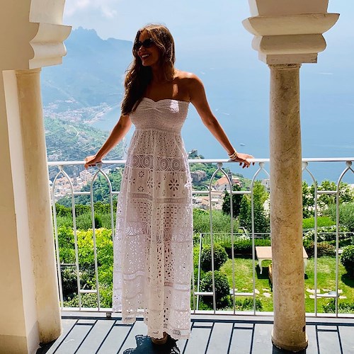 Dalle terrazze dell'Hotel Caruso di Ravello, l'attrice Sofia Vergara sfoggia un meraviglioso abito in pizzo di Luisa Positano /foto