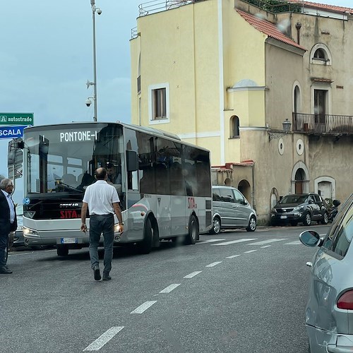 Ennesimo ingorgo al bivio di Castiglione: mancano gli ausiliari, interviene barista /FOTO