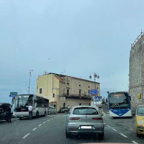 Ennesimo ingorgo al bivio di Castiglione: mancano gli ausiliari, interviene barista /FOTO