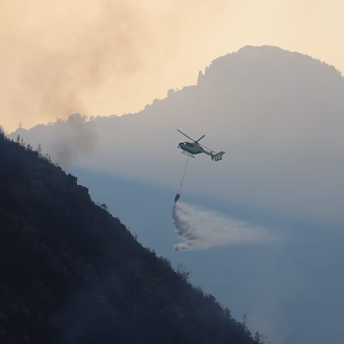 Elicottero in azione sull'incendio di Paterno Sant'Arcangelo a Tramonti
