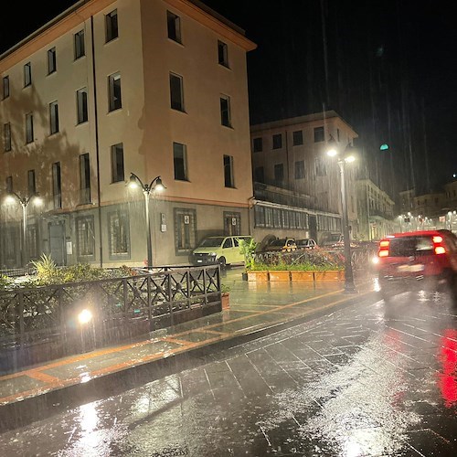 Forte acquazzone si abbatte sulla costiera. Ad Amalfi preoccupazione per le auto alla Darsena /foto /video