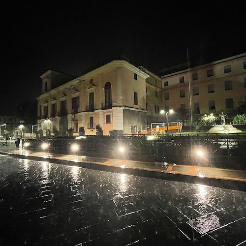 Forte acquazzone si abbatte sulla costiera. Ad Amalfi preoccupazione per le auto alla Darsena /foto /video