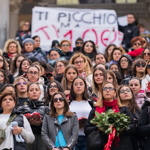 Il Duomo di Amalfi si colora di rosso per dire basta alla Violenza sulle Donne /foto