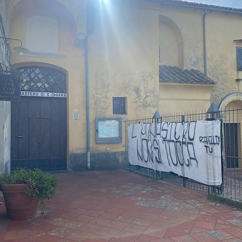«Il Monastero non si tocca»: lo striscione apparso davanti all'istituto delle clarisse a firma "Ravello Tu"