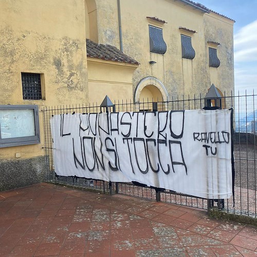 «Il Monastero non si tocca»: lo striscione apparso davanti all'istituto delle clarisse a firma "Ravello Tu"