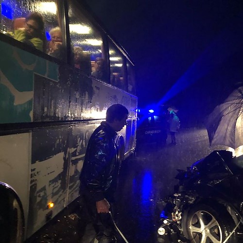 Impatto tremendo auto-bus sulla Ravello-Chiunzi, due olandesi in ospedale [FOTO-VIDEO]