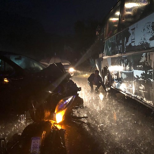 Impatto tremendo auto-bus sulla Ravello-Chiunzi, due olandesi in ospedale [FOTO-VIDEO]