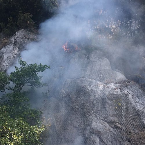 Incendio sulla Ravello-Chiunzi, STRADA RIAPERTA dopo Sambuco [FOTO]
