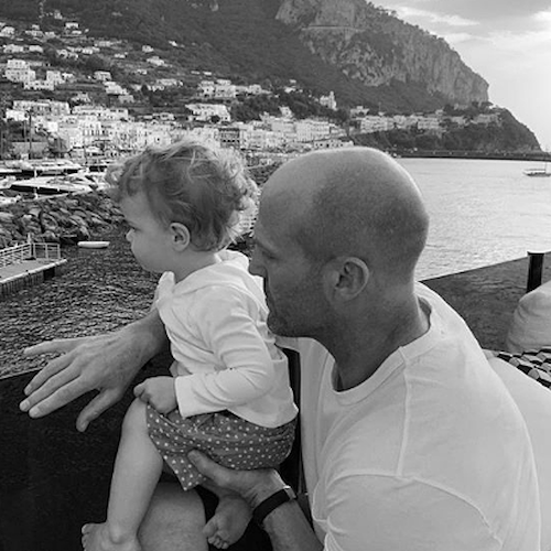 Jason Statham in Costiera: per l'attore di Fast and Furios relax in famiglia tra Capri, Positano e Ravello