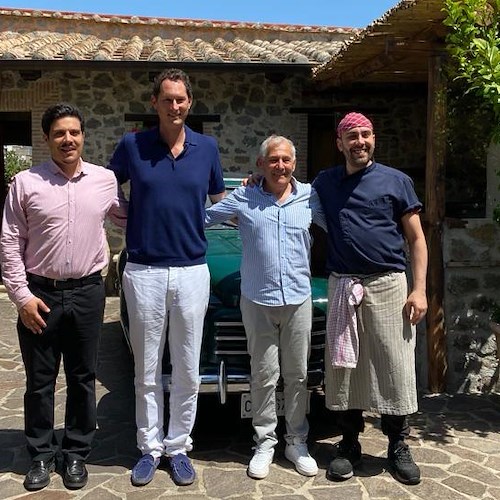 John Elkann con la famiglia in vacanza a Positano. Tappa di gusto da Lorenzo a Scala /foto