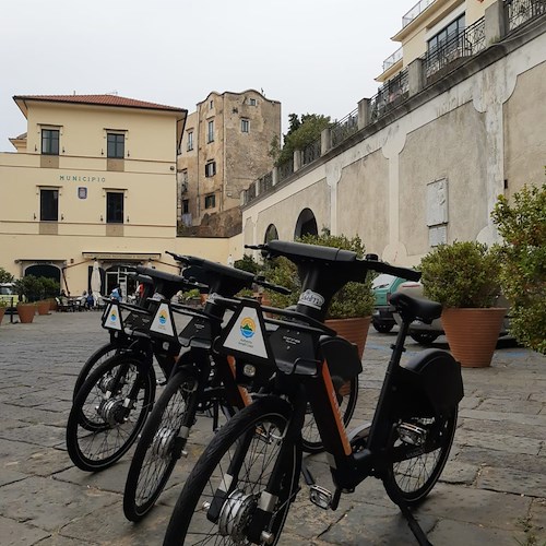 Mobilità sostenibile: a Scala le bici e i monopattini elettrici con l'App Elettrify