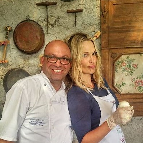 Molly Sims, la modella più pagata al mondo a Ravello si diverte a scuola di cucina /FOTO