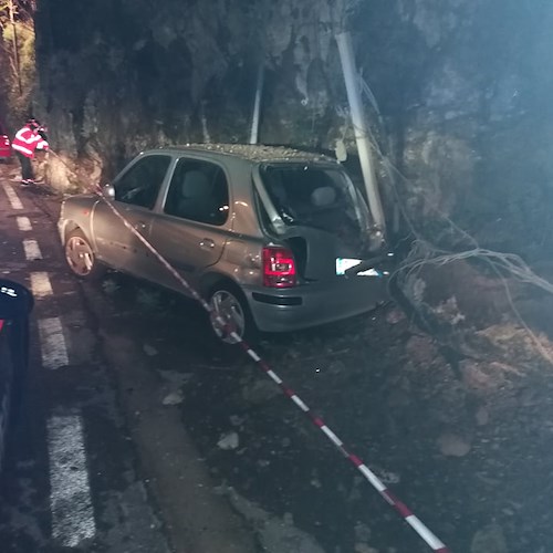 Nuovo smottamento in Costa d'Amalfi, danneggiata auto in sosta a Castiglione / FOTO