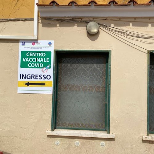 Ospedale Costa d'Amalfi: carenza di vaccini Pfizer, prime e terze dosi con Moderna 