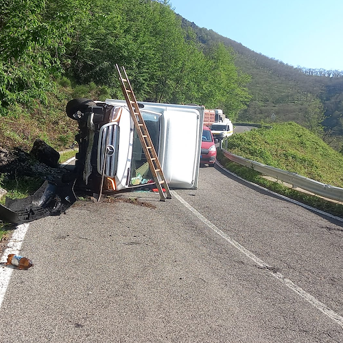 Paura a Ravello, camion si ribalta sulla SP1 / FOTO 