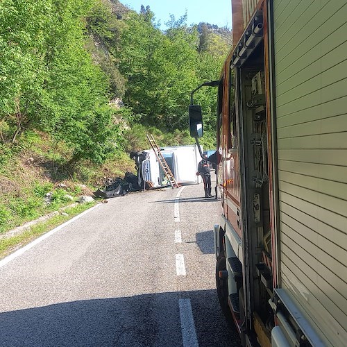 Paura a Ravello, camion si ribalta sulla SP1 / FOTO 