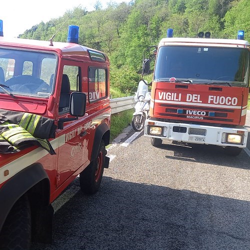 Paura a Ravello, camion si ribalta sulla SP1 / FOTO 