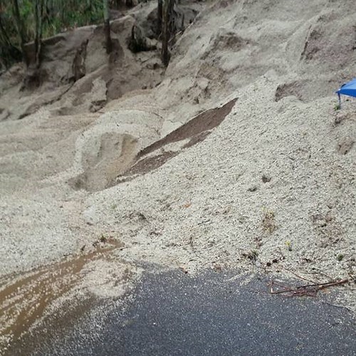 Pioggia provoca nuova colata di fango su Ravello-Tramonti: strada impraticabile [FOTO]