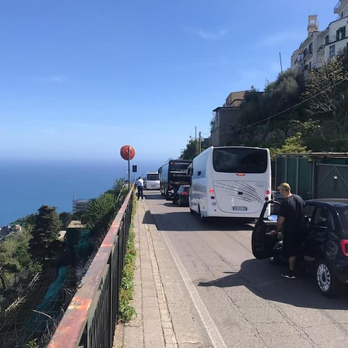 Pullman turistici si incastrano, è paralisi traffico a Ravello [FOTO-VIDEO]