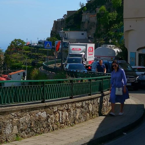 Pullman turistici si incastrano, è paralisi traffico a Ravello [FOTO-VIDEO]