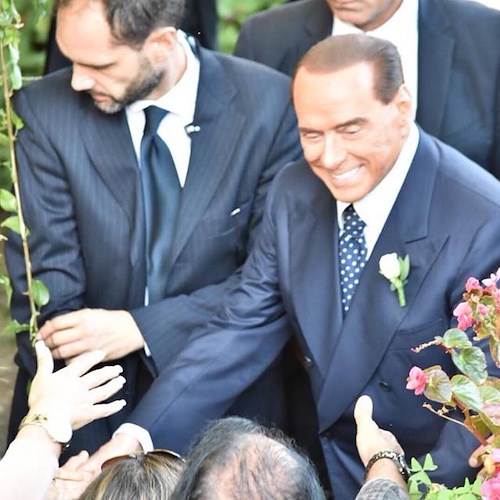 Ravello, alle nozze della cognata il protagonista è Silvio: bagno di folla e strette di mano [FOTO]