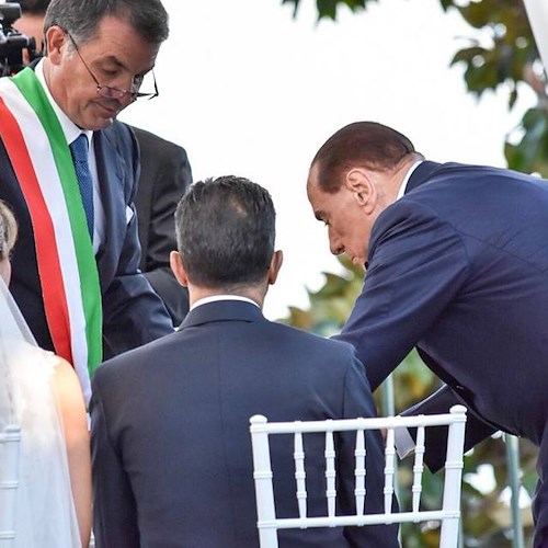 Ravello, alle nozze della cognata il protagonista è Silvio: bagno di folla e strette di mano [FOTO]