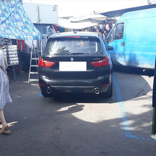 Ravello, auto "dimenticata" nel bel mezzo del mercato: Vigili non procedono a rimozione [FOTO]