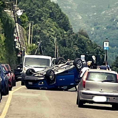 Ravello, auto si ribalta nei pressi del cimitero: illesi gli occupanti /FOTO