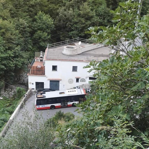 Ravello, bus Sita in avaria: semaforo attivo e senso unico garantito 
