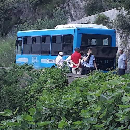 Ravello: bus Sita vecchio e sgangherato in avaria, passeggeri costretti a scendere in strada [FOTO-VIDEO]