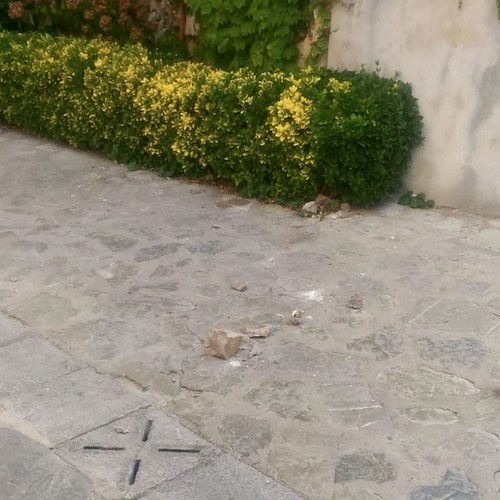 Ravello, cadono pietre da ruderi palazzo Della Marra: emergenza sicurezza nel centro storico [FOTO]