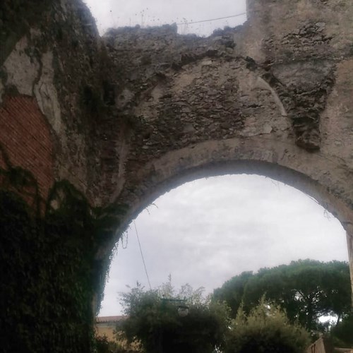 Ravello, cadono pietre da ruderi palazzo Della Marra: emergenza sicurezza nel centro storico [FOTO]
