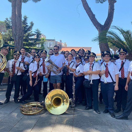 Ravello. Cesare Cremonini torna in Costa d'Amalfi, relax nella città della musica: quale posto migliore per suonare con la banda?
