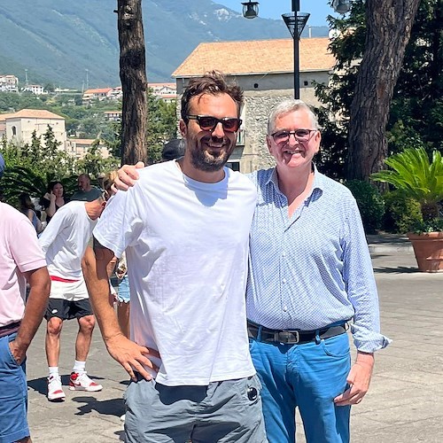 Ravello. Cesare Cremonini torna in Costa d'Amalfi, relax nella città della musica: quale posto migliore per suonare con la banda?