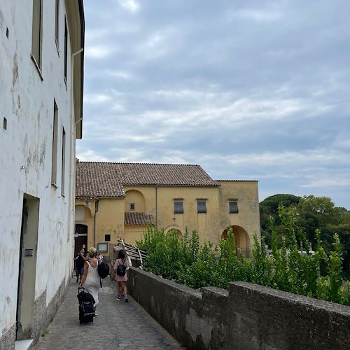 Ravello, clarisse rifiutano il trasferimento e si barricano nel Monastero: arrivano i Carabinieri