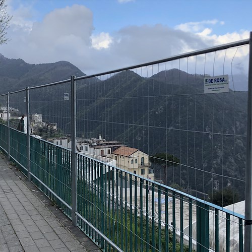 Ravello, con installazione recinzioni al via lavori Rampa Auditorium [FOTO]