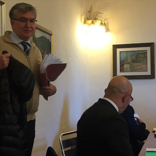 Ravello: Consiglio Comunale comincia in ritardo, Vuilleumier e Mansi abbandonano aula [FOTO]